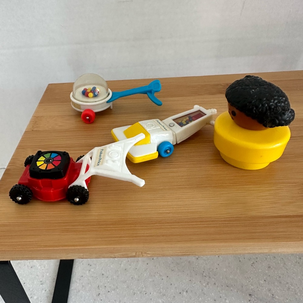 Vintage Fisher-Price Mini Toy Set w a Little People Corn Popper Vacuum Lawnmower - Picture 9 of 13